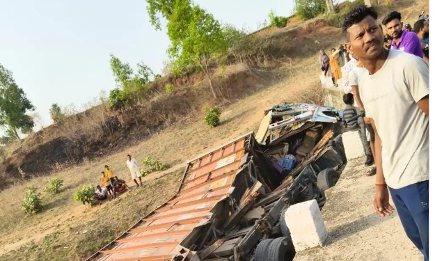 ब्रेक फेल होने से ईंट लदा ट्रक ठेमा नदी में पलटा, चालक बाल-बाल बचा ब्रेक फेल होने से ईंट लदा ट्रक ठेमा नदी में पलटा, चालक बाल-बाल बचा