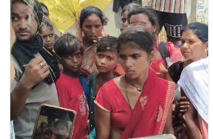 सोनभद्र। चोपन क्षेत्र में सोमवार को उस समय हड़कंप मच गया जब एक बस की सीट पर सोनभद्र। चोपन क्षेत्र में सोमवार को उस समय हड़कंप मच गया जब एक बस की सीट पर