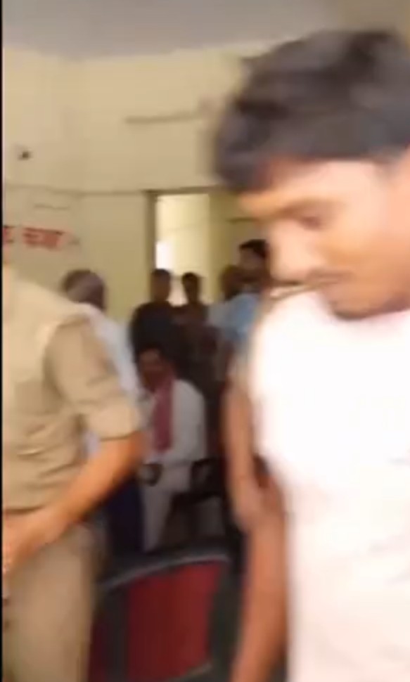 पीढ़ियों से जोती जा रही जमीन पर कब्जे का आरोप, न्याय की मांग को लेकर किसानों ने एसडीएम को सौंपा ज्ञापन पीढ़ियों से जोती जा रही जमीन पर कब्जे का आरोप, न्याय की मांग को लेकर किसानों ने एसडीएम को सौंपा ज्ञापन