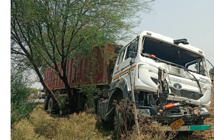 खड़े ट्रेलर में पीछे से घुसे तेज रफ्तार ट्रेलर, चालक गंभीर घायल खड़े ट्रेलर में पीछे से घुसे तेज रफ्तार ट्रेलर, चालक गंभीर घायल
