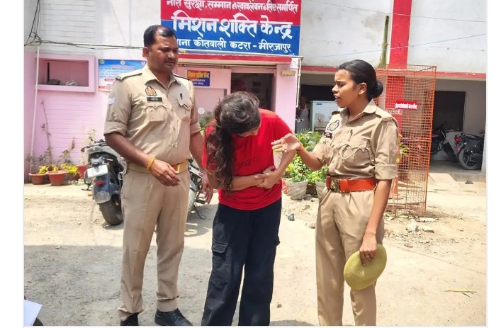शास्त्री पुल से गंगा में कूदी युवती, नाविकों और पुलिस की सतर्कता से बची जान