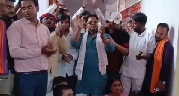 सोनभद्र: सीडीओ कार्यालय पर अपना दल (एस) का धरना, अभद्रता और एफआईआर की धमकी का लगाया आरोप 