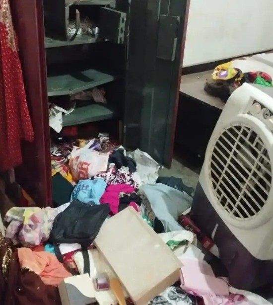 _एक ही रात दो घरों में चोरी, लाखों के जेवरात और नकदी पर हाथ साफ_