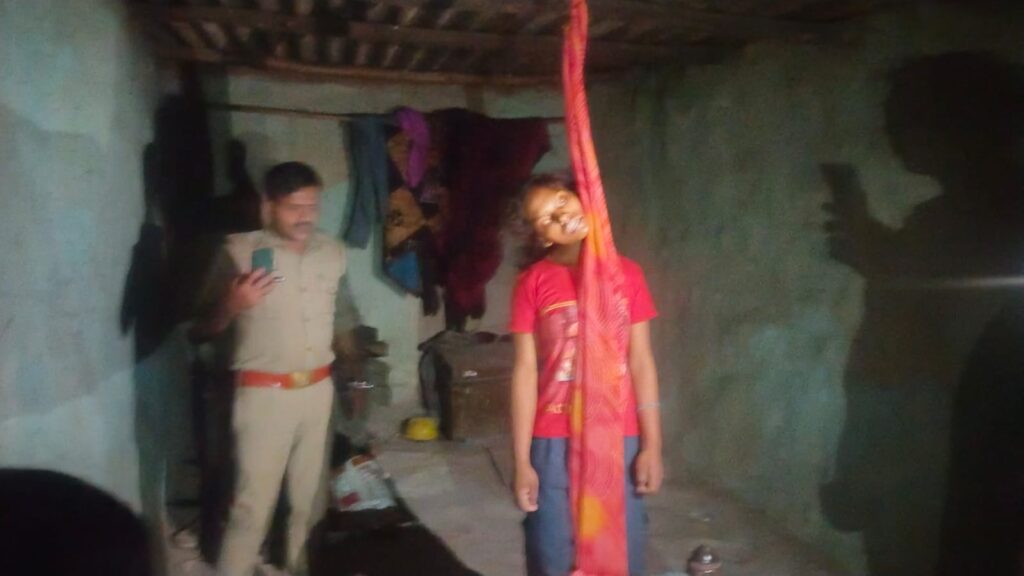 सोनभद्र शक्तिनगर थाना क्षेत्र की राजकिशन कॉलोनी में युवती ने फांसी लगाकर की आत्महत्या