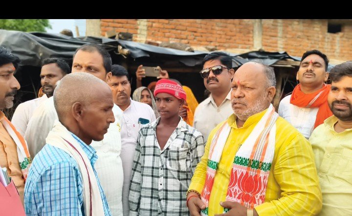 प्रभारी मंत्री ने सोन नदी में डूबने से मृत तीन बच्चों के परिजनों से की मुलाकात
