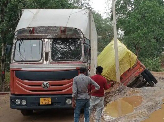 सोनभद्र: क्षतिग्रस्त पुलिया में फ्लाई एश से लदा हाइवा धंसा, बीजपुर-रेणुकूट मार्ग पर घंटों जाम