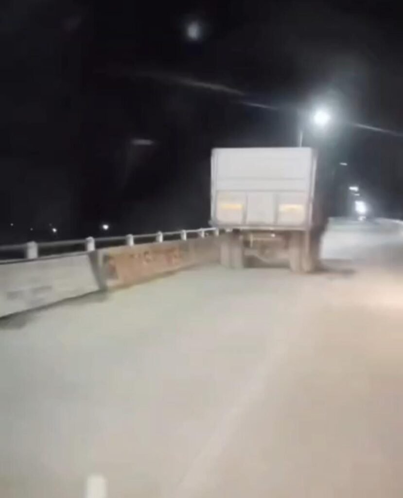 ओवरलोड ट्रक ट्रैक्टर ट्राली जनपद के कई थाना क्षेत्र में दिखाई दे रहा है।
