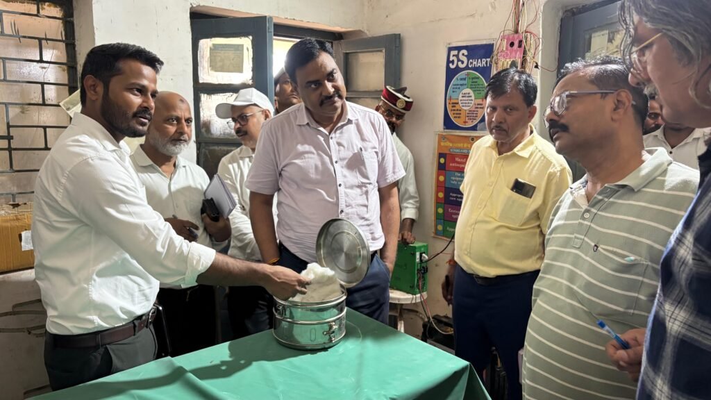 मिर्जापुर: जिलाधिकारी पवन कुमार गंगवार एवं मुख्य विकास अधिकारी विशाल कुमार ने मुख्य चिकित्सा अधिकारी के साथ प्राथमिक स्वास्थ्य केंद्र हलिया का औचक निरीक्षण किया। निरीक्षण के दौरान स्वास्थ्य केंद्र में भारी मिर्जापुर: जिलाधिकारी पवन कुमार गंगवार एवं मुख्य विकास अधिकारी विशाल कुमार ने मुख्य चिकित्सा अधिकारी के साथ प्राथमिक स्वास्थ्य केंद्र हलिया का औचक निरीक्षण किया। निरीक्षण के दौरान स्वास्थ्य केंद्र में भारी