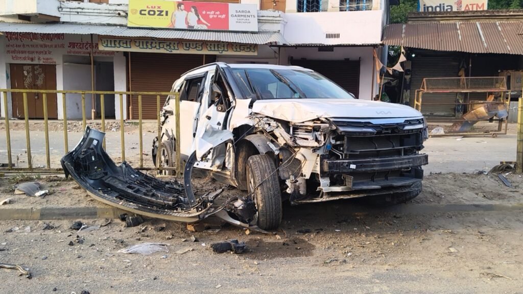 गैपुरा चौराहे पर बड़ा सड़क हादसा: चौकी प्रभारी की कार में आलू लदे ट्रक ने मारी गैपुरा चौराहे पर बड़ा सड़क हादसा: चौकी प्रभारी की कार में आलू लदे ट्रक ने मारी