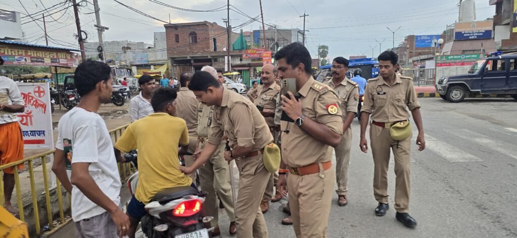 अटल चौक विंध्याचल में आधा दर्जन वाहनों का चालान, थाना प्रभारी अजीत सिंह के नेतृत्व में चला जागरूकता अभियान