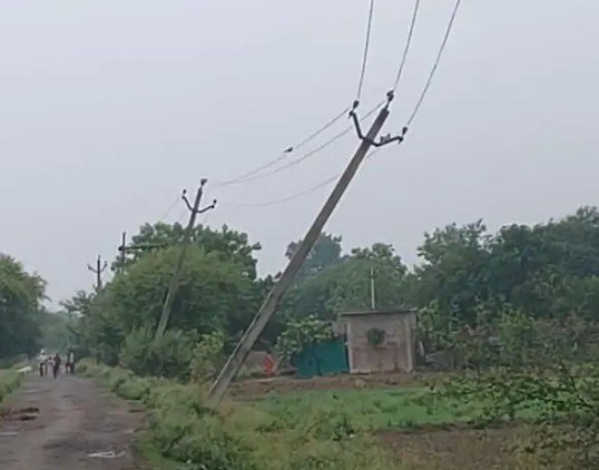 घोरावल के अहरौरा में टेढ़ा हुआ बिजली का खंभा, ग्रामीणों ने जताई बड़े हादसे की आशंका 