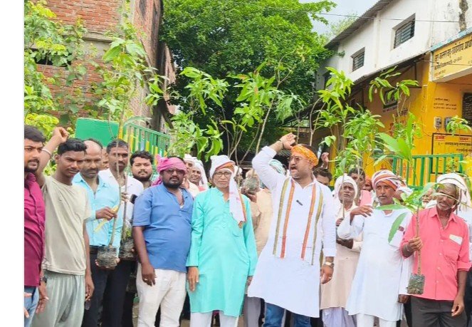 रॉबर्ट्सगंज में खाद संकट को लेकर किसानों का प्रदर्शन, डीएपी-यूरिया की उपलब्धता सुनिश्चित करने की मांग रॉबर्ट्सगंज में खाद संकट को लेकर किसानों का प्रदर्शन, डीएपी-यूरिया की उपलब्धता सुनिश्चित करने की मांग