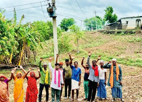 एक माह से फुंका ट्रांसफार्मर नहीं बदला, बिजली संकट से जूझ रहे ग्रामीणों का फूटा गुस्सा, विद्युत विभाग के खिलाफ प्रदर्शन एक माह से फुंका ट्रांसफार्मर नहीं बदला, बिजली संकट से जूझ रहे ग्रामीणों का फूटा गुस्सा, विद्युत विभाग के खिलाफ प्रदर्शन