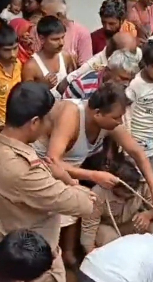 मिर्जापुर: हलिया के महादेव मजरे की मौर्या बस्ती में घुसा 7 फीट लंबा मगरमच्छ, घंटों की मशक्कत के बाद वन विभाग ने किया सुरक्षित रेस्क्यू