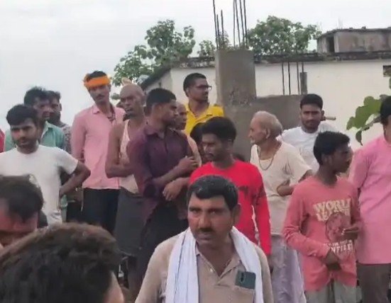 सोनभद्र: नेवारी गांव में विवाहिता ने संदिग्ध परिस्थितियों में लगाई फांसी, पुलिस जांच में जुटी सोनभद्र: नेवारी गांव में विवाहिता ने संदिग्ध परिस्थितियों में लगाई फांसी, पुलिस जांच में जुटी