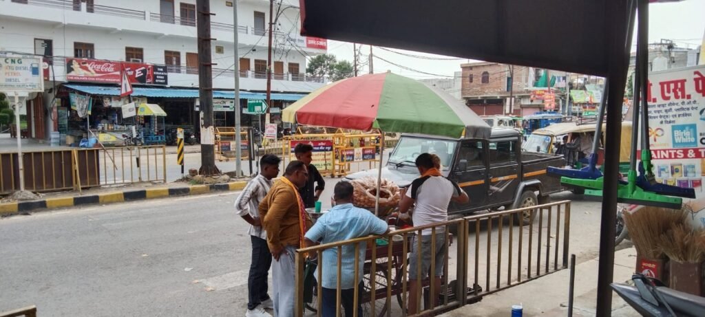 विंध्याचल में अटल चौक पर फुल्की के ठेला वाले बन रहे दुर्घटना के कारण