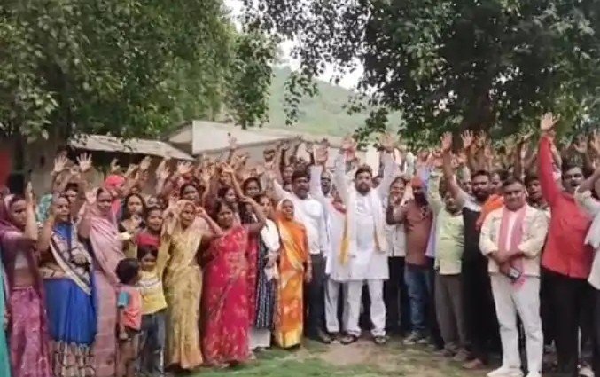 इलाहाबाद हाईकोर्ट के आदेश के बाद डाला की मलिन बस्ती पहुंचे डीएम और एसपी, भूमि विवाद को लेकर किया स्थलीय निरीक्षण, सुनीं लोगों की समस्याएं 