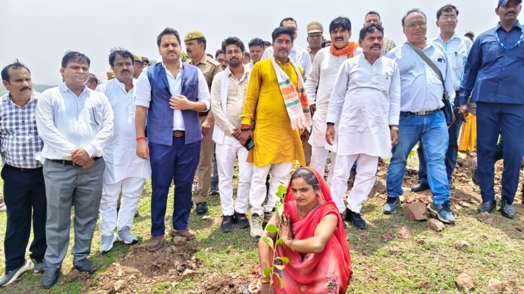 वृक्षा रोपण महायज्ञ अभियान के तहत जनपद में वृहद स्तर पर किया गया पौध रोपण वृक्षा रोपण महायज्ञ अभियान के तहत जनपद में वृहद स्तर पर किया गया पौध रोपण