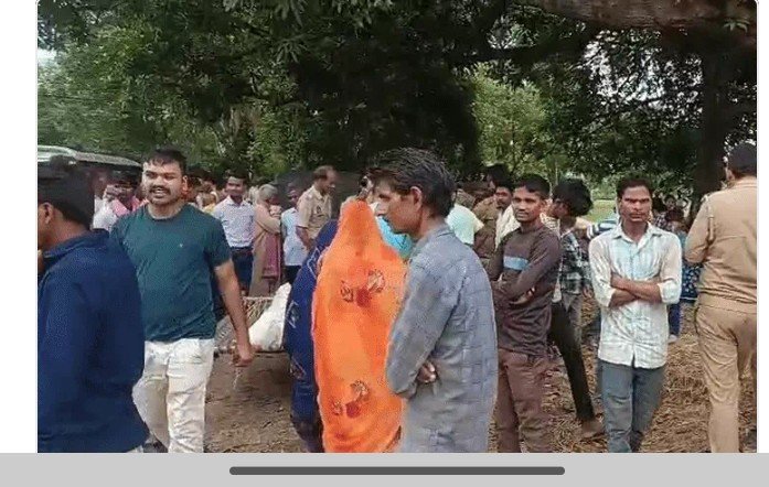 मिर्जापुर में सनसनी: छोटे भाई की पत्नी की हत्या के बाद जेठ ने पेड़ से लटककर दी जान मिर्जापुर में सनसनी: छोटे भाई की पत्नी की हत्या के बाद जेठ ने पेड़ से लटककर दी जान