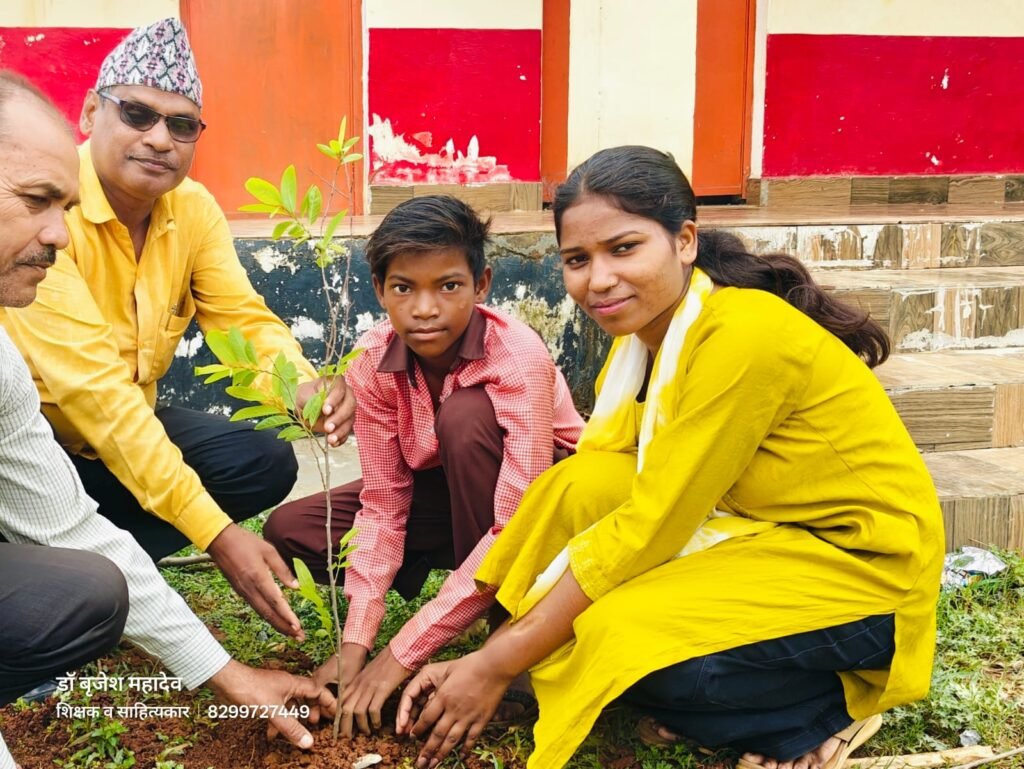 हरियाली आंदोलन के माध्यम से पर्यावरण संरक्षण का संदेश दे रहे डॉ. बृजेश महादेव हरियाली आंदोलन के माध्यम से पर्यावरण संरक्षण का संदेश दे रहे डॉ. बृजेश महादेव