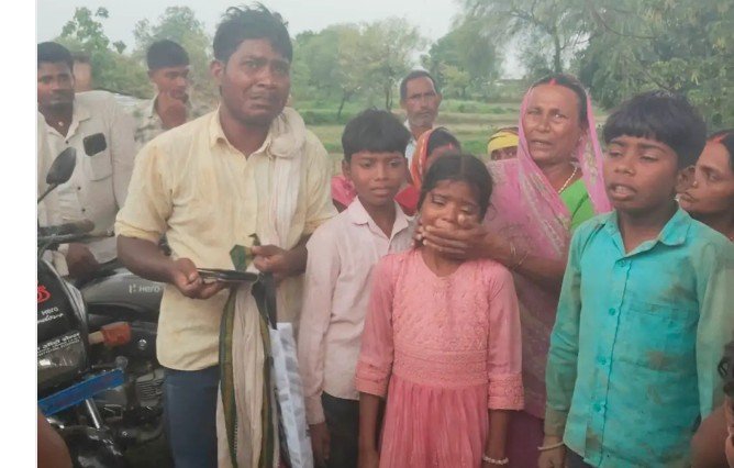 सोनभद्र में विढमगंज थाना क्षेत्र की मुडिर्समर ग्राम पंचायत में बुधवार शाम मौसम की मार ने एक परिवार को गहरा जख्म दे दिया। सोनभद्र में विढमगंज थाना क्षेत्र की मुडिर्समर ग्राम पंचायत में बुधवार शाम मौसम की मार ने एक परिवार को गहरा जख्म दे दिया।