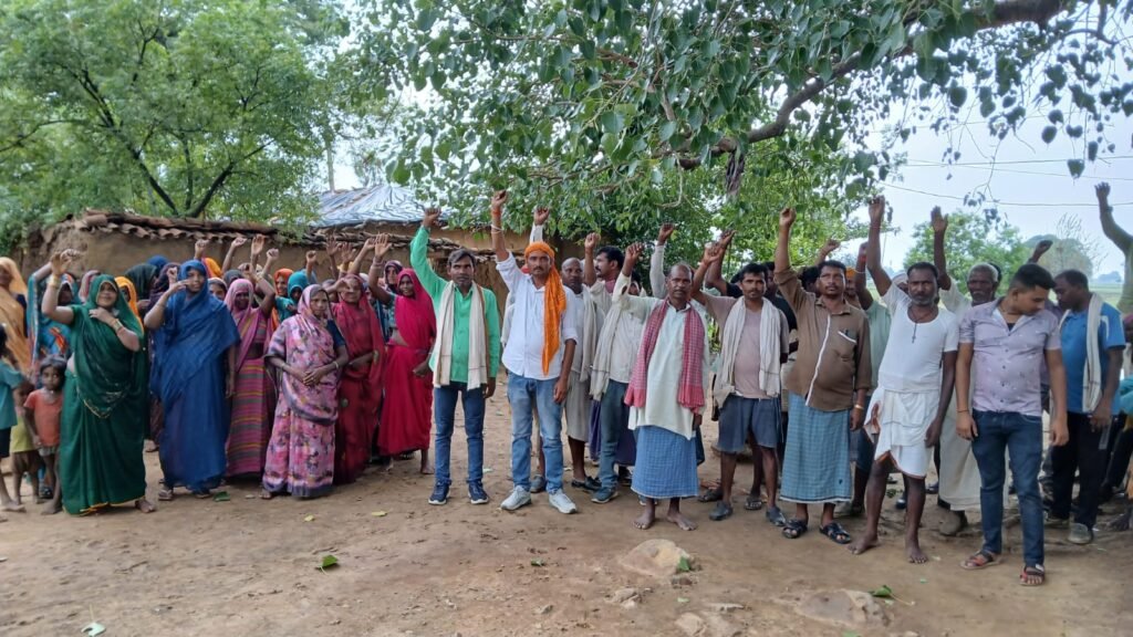 पुस्तैनी जमीन बचाने को लेकर गांव में ही कोल बस्ती के लोगों का प्रदर्शन, प्रशासन से लगाई न्याय की गुहार पुस्तैनी जमीन बचाने को लेकर गांव में ही कोल बस्ती के लोगों का प्रदर्शन, प्रशासन से लगाई न्याय की गुहार