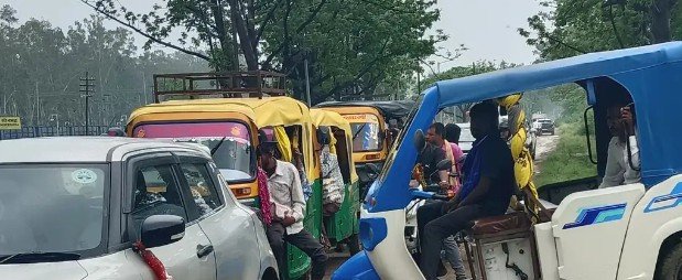 सोनभद्र: रेलवे क्रॉसिंग निर्माण से मुख्य मार्ग बंद, वैकल्पिक कच्ची सड़क बनी मुसीबत; बारिश ने बढ़ाई लोगों की परेशानी सोनभद्र: रेलवे क्रॉसिंग निर्माण से मुख्य मार्ग बंद, वैकल्पिक कच्ची सड़क बनी मुसीबत; बारिश ने बढ़ाई लोगों की परेशानी