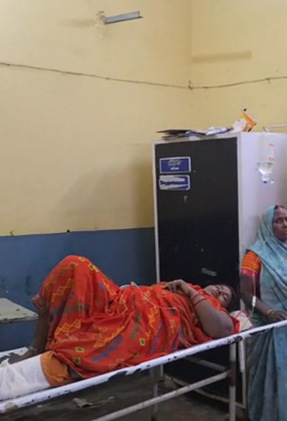 सोनभद्र: बकरी बांधने गई महिला पर गिरी कच्ची दीवार, मलबे में दबने से गंभीर घायल सोनभद्र: बकरी बांधने गई महिला पर गिरी कच्ची दीवार, मलबे में दबने से गंभीर घायल