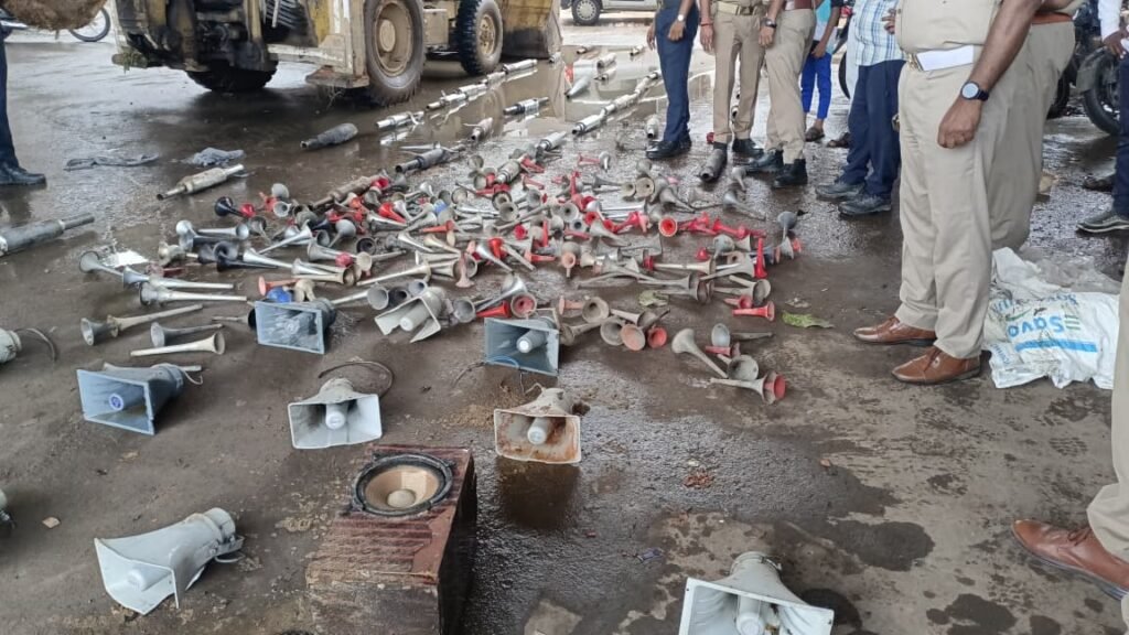 सोनभद्र पुलिस की बड़ी कार्रवाई : मॉडिफाइड साइलेंसर, प्रेशर हॉर्न एवं हूटर के विरुद्ध चला विशेष अभियान, 620 अवैध उपकरणों का किया गया विनष्टीकरण