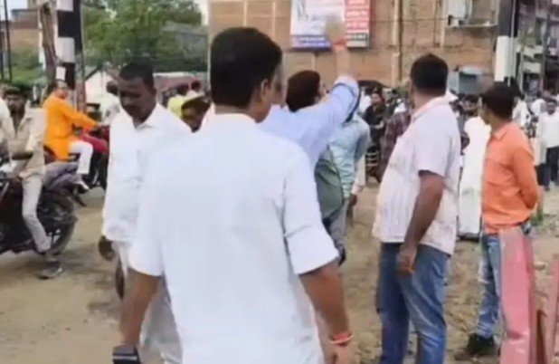 सोनभद्र: रॉबर्ट्सगंज रेलवे फाटक फ्लाईओवर निर्माण से बढ़ी लोगों की परेशानी, पूर्व विधायक तीर्थराज ने डीएम से की मुलाकात 