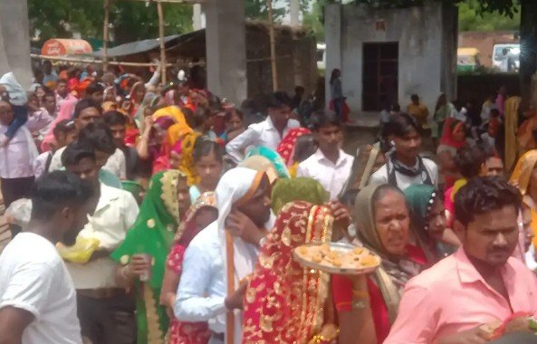मिर्जापुर: आषाढ़ के चौथे सोमवार पर मां शीतला धाम और माता दुलारों धाम में उमड़ा आस्था का सैलाब