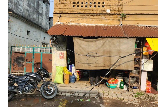 मिर्जापुर: पंडरी बाजार में बिजली का तार टूटकर सड़क पर गिरा, कई घंटे ठप रही आपूर्ति, लोगों में दहशत मिर्जापुर: पंडरी बाजार में बिजली का तार टूटकर सड़क पर गिरा, कई घंटे ठप रही आपूर्ति, लोगों में दहशत