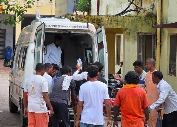 सोनभद्र: घर में फांसी के फंदे पर लटकी मिली 13 वर्षीय किशोरी, ग्रामीण की सतर्कता से बची जान, हालत गंभीर