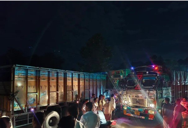 सोनभद्र: एनएच-39 पर तीन ट्रकों की भीषण टक्कर, घंटों बाधित रहा यातायात, एक चालक घायल