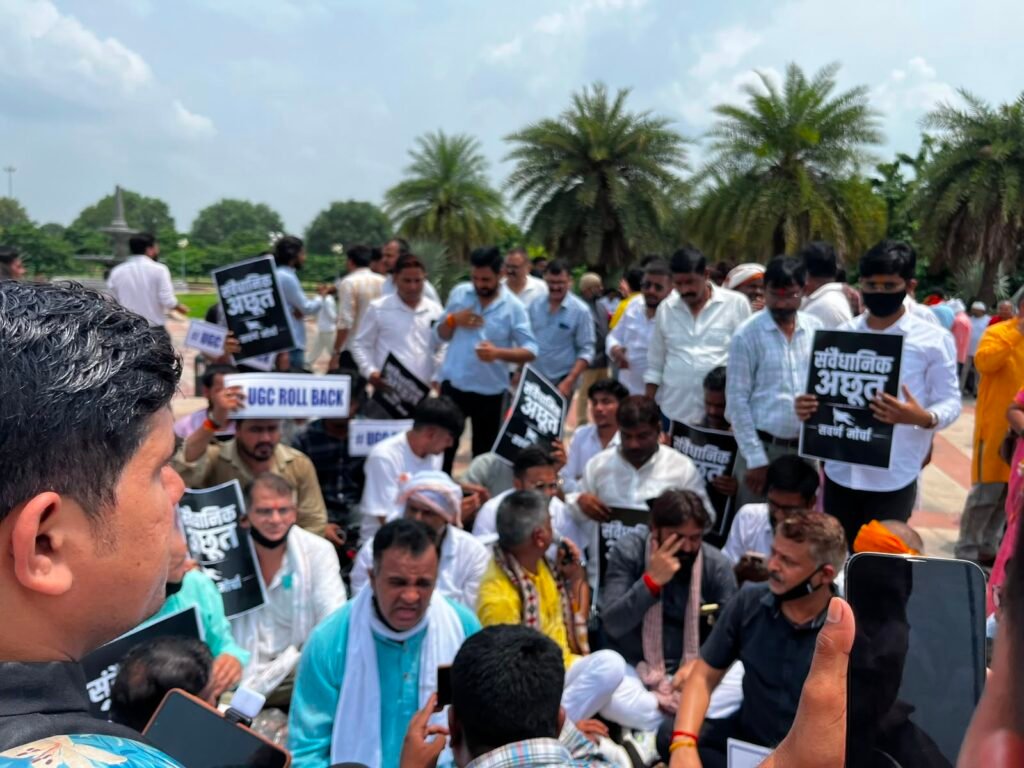 1090 चौराहा बना विरोध का केंद्र, UGC और आरक्षण नीति पर उठी समानता की आवाज 1090 चौराहा बना विरोध का केंद्र, UGC और आरक्षण नीति पर उठी समानता की आवाज