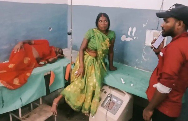 सोनभद्र: तेज रफ्तार अनियंत्रित कार ने बाइक को मारी टक्कर, तीन गंभीर घायल, दो जिला अस्पताल रेफर सोनभद्र: तेज रफ्तार अनियंत्रित कार ने बाइक को मारी टक्कर, तीन गंभीर घायल, दो जिला अस्पताल रेफर