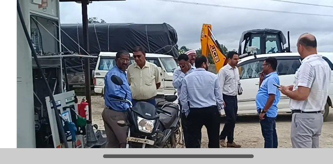 सोनभद्र में पेट्रोल पंपों पर प्रशासन का छापा, मची अफरा-तफरी; तेल की मात्रा, गुणवत्ता और सुविधाओं की हुई सघन जांच