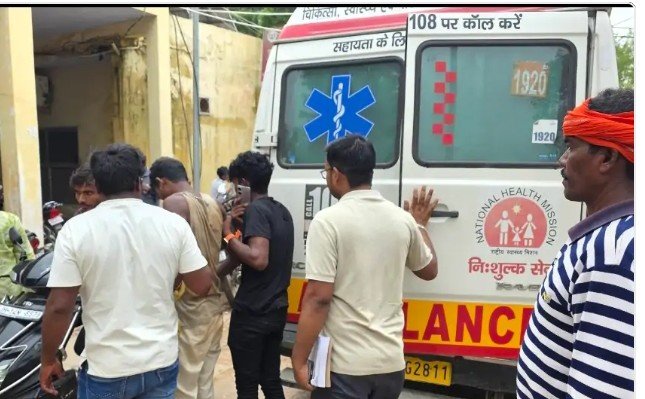 खेत की मेड़ पर छिपे विषैले सांप ने युवक को डसा, हालत गंभीर