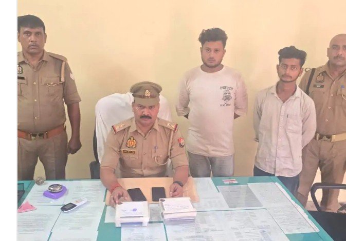 वाहन चेकिंग के दौरान दो युवक गिरफ्तार, चोरी की बाइक और सात मोबाइल बरामद 