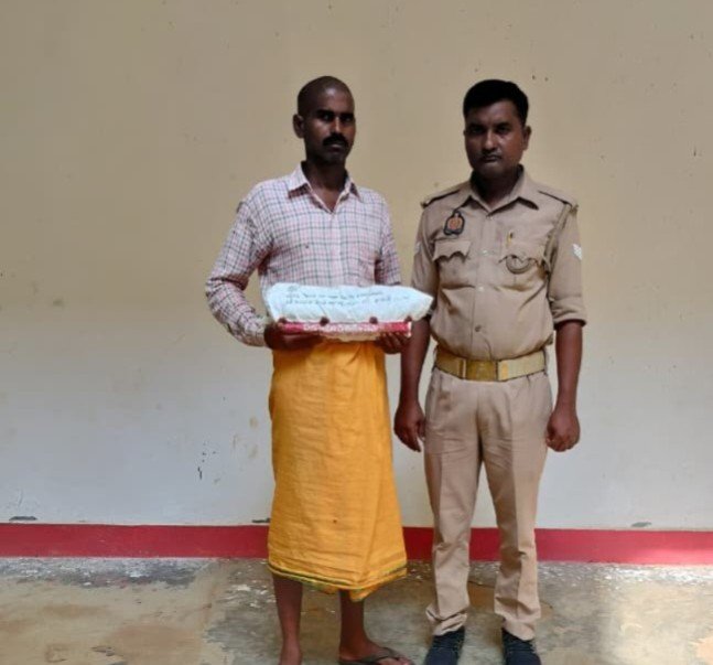 थाना संतनगर पुलिस द्वारा 15 पैकेट देशी शराब (ट्रेटा पैकेट) के साथ एक अभियुक्त गिरफ्तार थाना संतनगर पुलिस द्वारा 15 पैकेट देशी शराब (ट्रेटा पैकेट) के साथ एक अभियुक्त गिरफ्तार
