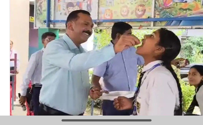 राष्ट्रीय कृमि मुक्ति दिवस पर सोनभद्र में अभियान का शुभारंभ, 9.18 लाख बच्चों को खिलाई जाएगी एल्बेंडाजोल राष्ट्रीय कृमि मुक्ति दिवस पर सोनभद्र में अभियान का शुभारंभ, 9.18 लाख बच्चों को खिलाई जाएगी एल्बेंडाजोल