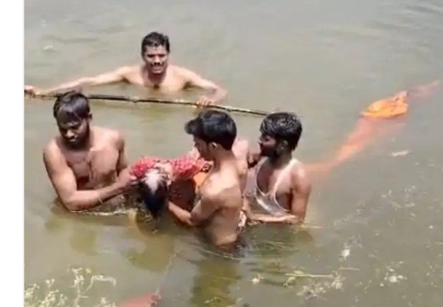 तालाब में पैर धोने गई 76 वर्षीय वृद्धा की डूबने से मौत, गांव में मचा कोहराम तालाब में पैर धोने गई 76 वर्षीय वृद्धा की डूबने से मौत, गांव में मचा कोहराम