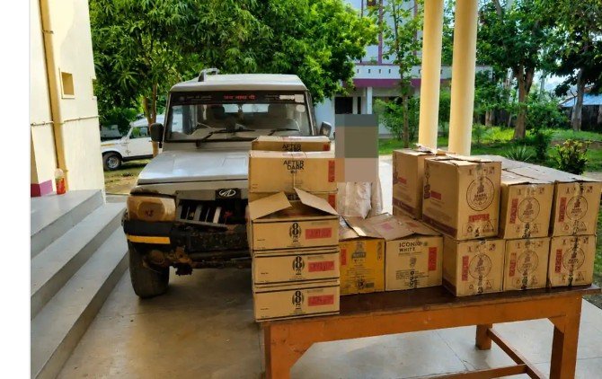 मझुई गांव के पास बोलेरो से 25 पेटी अवैध अंग्रेजी शराब बरामद, तस्कर गिरफ्तार मझुई गांव के पास बोलेरो से 25 पेटी अवैध अंग्रेजी शराब बरामद, तस्कर गिरफ्तार