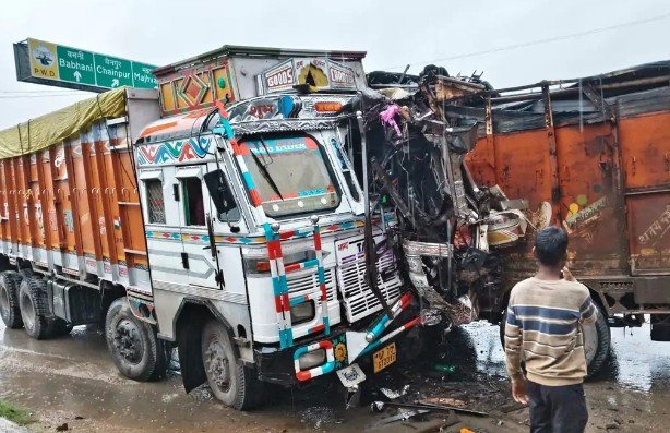 परसाटोला मार्केट में दो ट्रकों की आमने-सामने भिड़ंत, चालक बाल-बाल बचे