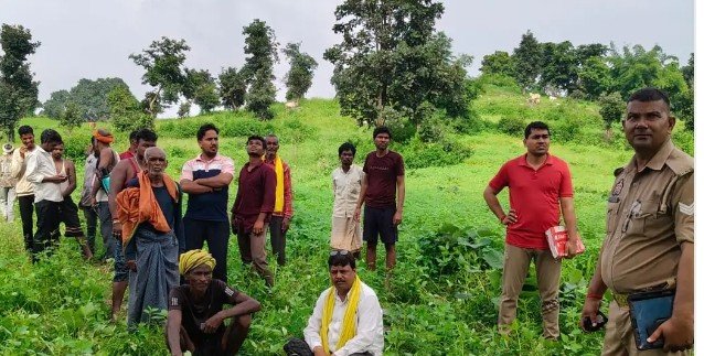 बहेरा के पेड़ पर फंदे से लटका मिला 40 वर्षीय व्यक्ति का शव, गांव में मचा हड़कंप 