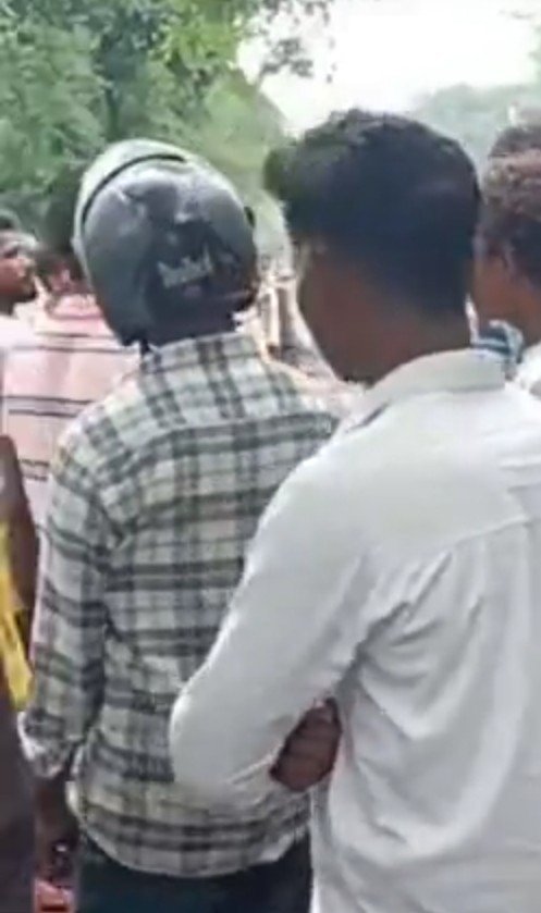 ट्रक-बाइक की भीषण टक्कर, तीन युवक घायल; हादसे के बाद बाइक में लगी आग