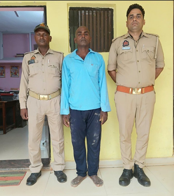 थाना राजगढ़ पुलिस द्वारा आत्महत्या के उकसाने के अभियोग से सम्बन्धित नामजद अभियुक्त गिरफ्तार