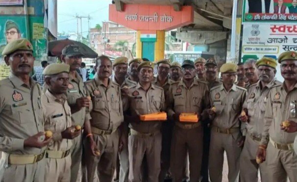 मुख्यमंत्री की घोषणाओं से पीआरडी जवानों में खुशी की लहर, राबर्ट्सगंज में बांटी मिठाई मुख्यमंत्री की घोषणाओं से पीआरडी जवानों में खुशी की लहर, राबर्ट्सगंज में बांटी मिठाई