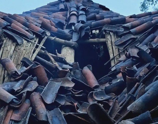 तेज बारिश में कच्चा खपड़ैल मकान ढहा, परिवार के सामने रहने का संकट