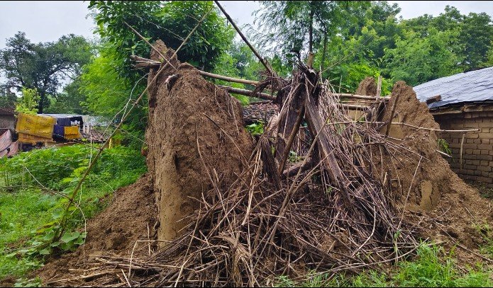 छानबे भटेवरा बारिश में बेघर हुआ दिव्यांग परिवार, मदद की दरकार